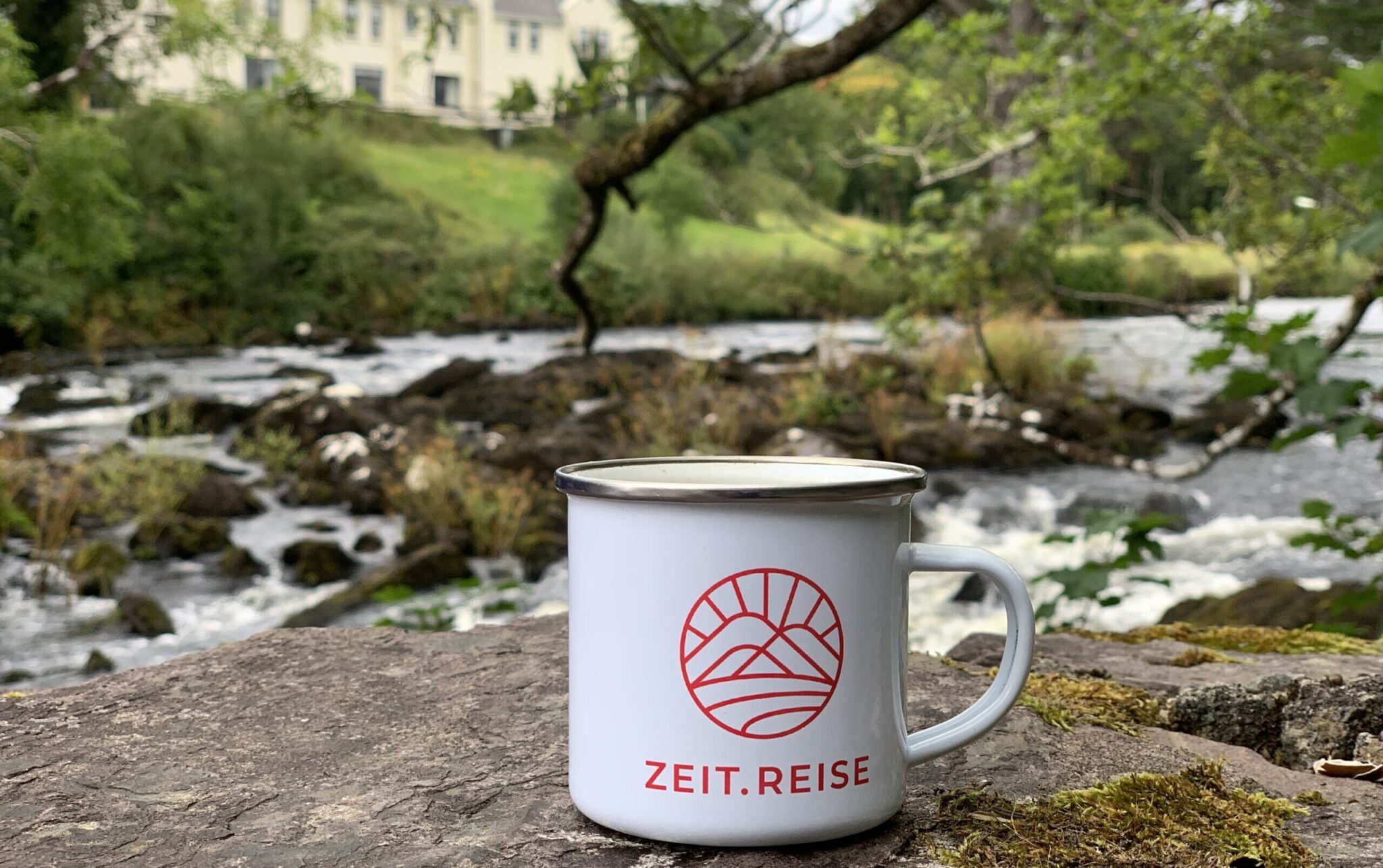 Emaille-Tasse mit Zeit.Reise Logo und Slogan
