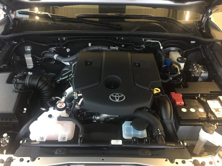 Hilux 2.4D Motorhaube geöffnet