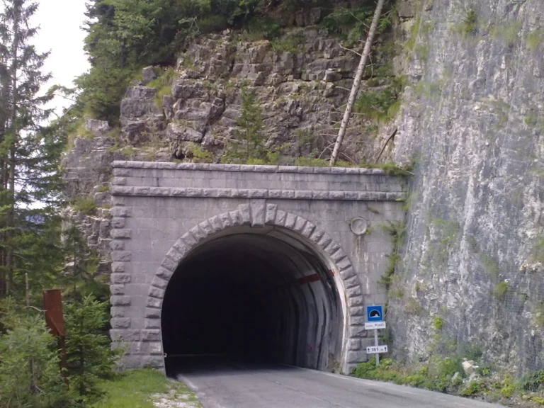 Alter Straßentunnel im Fels auf einer Passstraße Alter Straßentunnel im Fels auf einer Passstraße