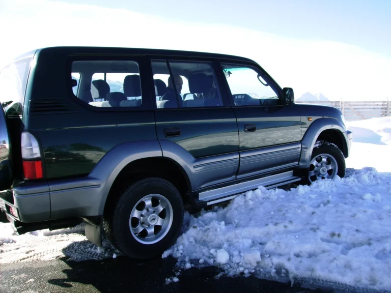 Land Cruiser J9 im tiefen Schnee am Straßenrand