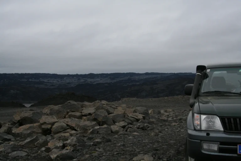 Land Cruiser im Lavafeld des isländischen Hochlands