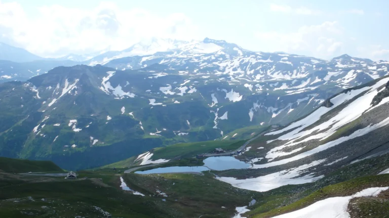 Ausblick über die verschneiten Hohen Tauern mit Bergsee Ausblick über die verschneiten Hohen Tauern mit Bergsee