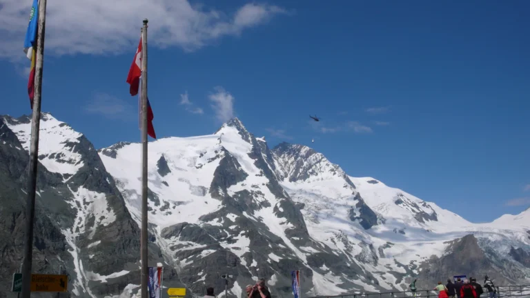 Großglockner mit Fahnen am Aussichtspunkt Großglockner mit Fahnen am Aussichtspunkt