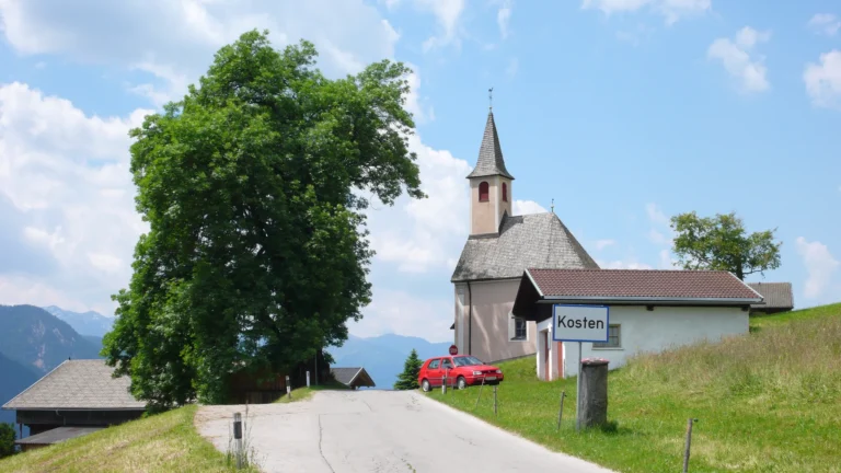 Kleine Kapelle an einer Bergstraße in Osttirol Kleine Kapelle an einer Bergstraße in Osttirol