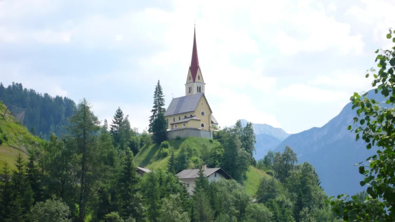 Dorfkirche auf einem bewaldeten Hügel in Kärnten Dorfkirche auf einem bewaldeten Hügel in Kärnten