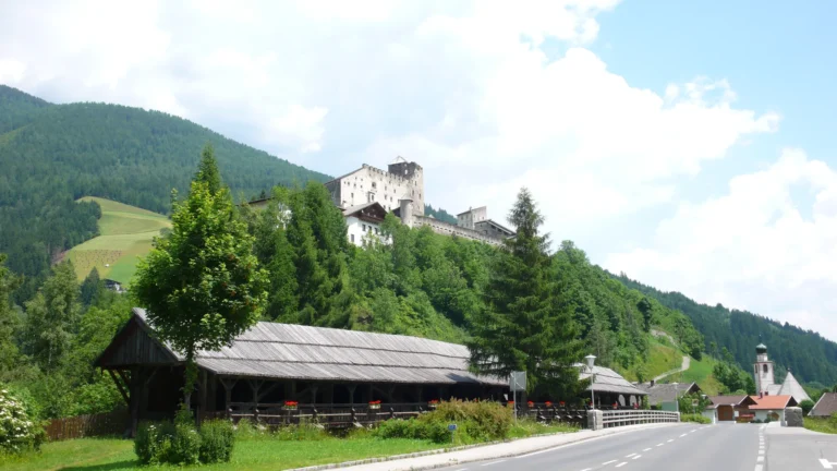 Ortsdurchfahrt mit Burg auf dem Hügel in der Steiermark Ortsdurchfahrt mit Burg auf dem Hügel in der Steiermark
