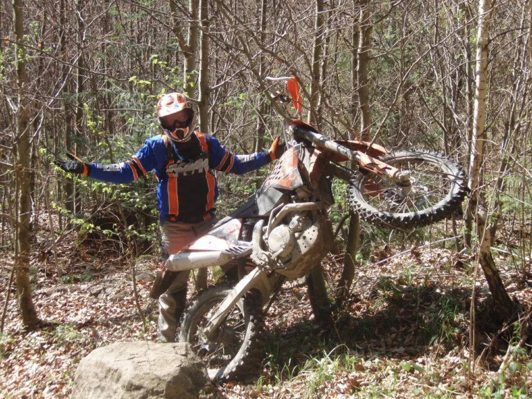 Enduro-Fahrer mit KTM im Wald – Harghita, Rumänien Enduro-Fahrer mit KTM im Wald – Harghita, Rumänien