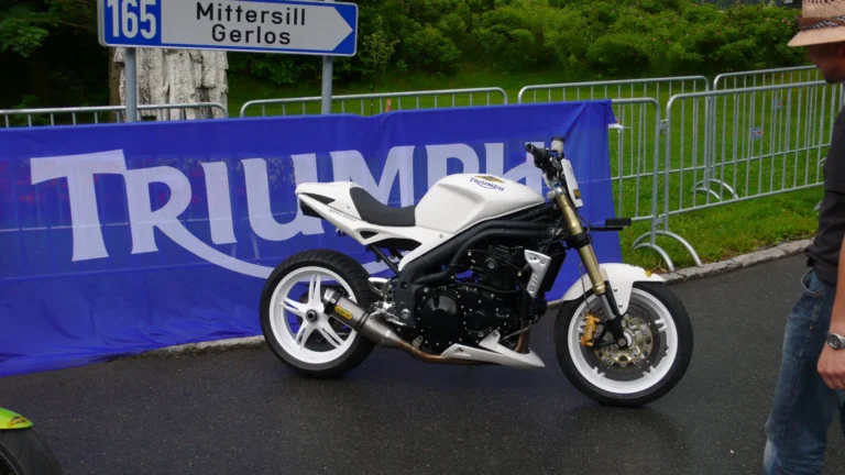 Triumph Speed Triple vor einem Triumph-Banner an der Gerlos-Straße