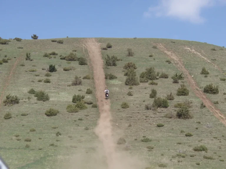 Steile Enduro-Spur einen Grashang hinauf – Harghita, Rumänien Steile Enduro-Spur einen Grashang hinauf – Harghita, Rumänien