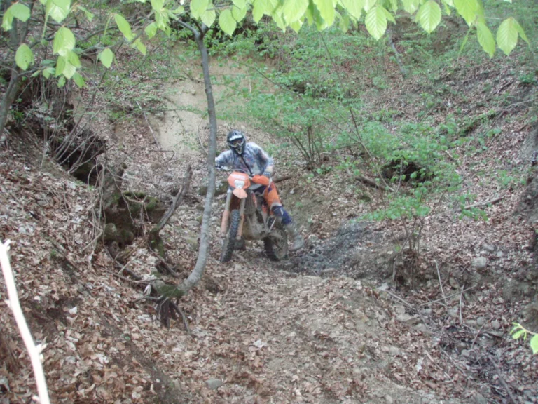 Enduro mit KTM durch einen steilen Waldgraben Enduro mit KTM durch einen steilen Waldgraben