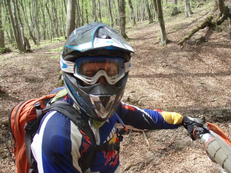 Selfie mit Helm und Brille bei der Enduro-Woche in Rumänien Selfie mit Helm und Brille bei der Enduro-Woche in Rumänien