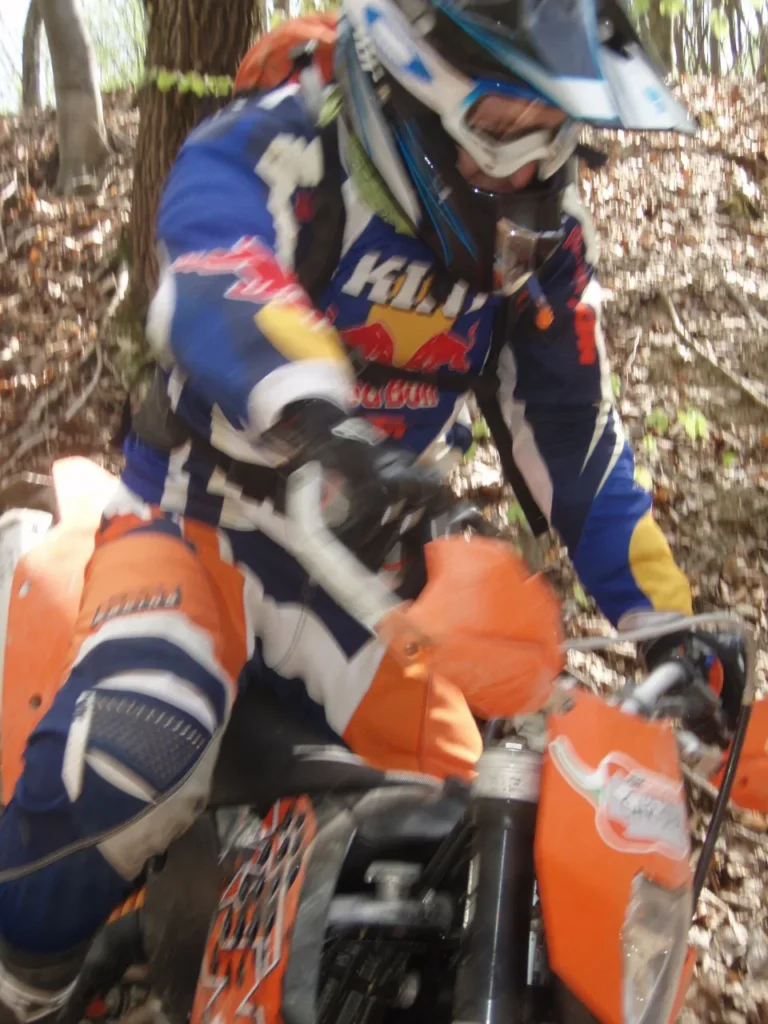 KTM-Enduro im Wald – Fahrer im Red-Bull-Dress KTM-Enduro im Wald – Fahrer im Red-Bull-Dress