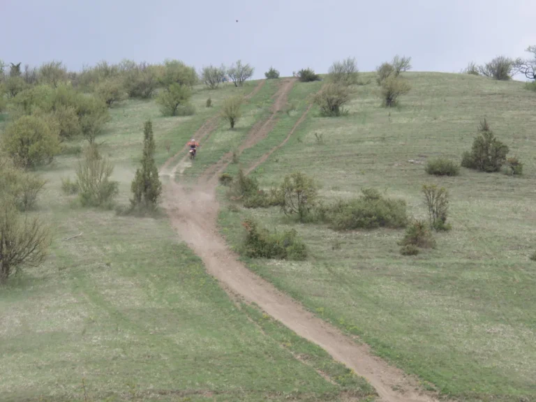 Enduro-Trail über grüne Hügel in Siebenbürgen Enduro-Trail über grüne Hügel in Siebenbürgen