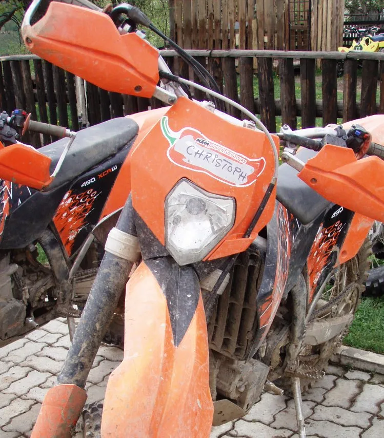 Schlammverschmierte KTM-Enduro nach der Tagestour Schlammverschmierte KTM-Enduro nach der Tagestour