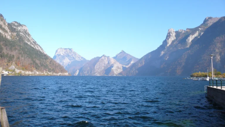 Traunsee mit dem Traunstein an einem klaren Herbsttag Traunsee mit dem Traunstein an einem klaren Herbsttag