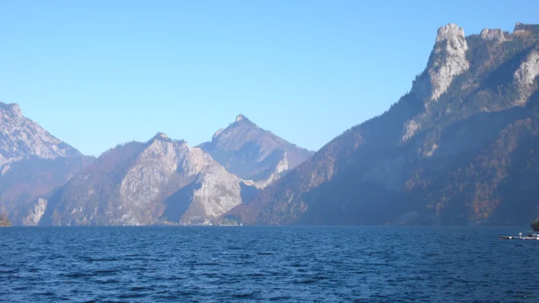 Felsige Gipfel über dem tiefblauen Traunsee Felsige Gipfel über dem tiefblauen Traunsee