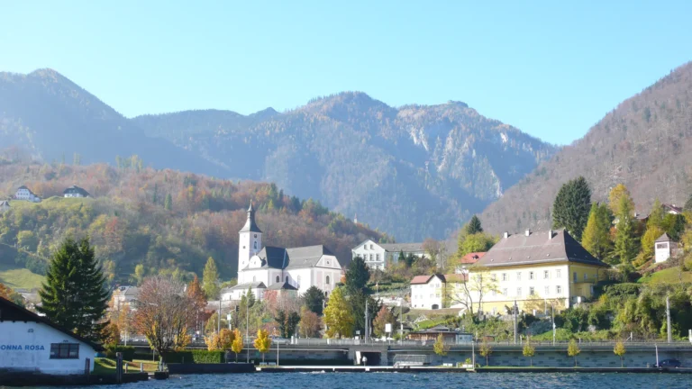 Traunkirchen mit Kirche am Seeufer im Salzkammergut Traunkirchen mit Kirche am Seeufer im Salzkammergut