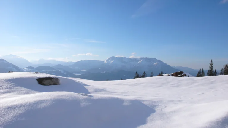 Winterlandschaft mit Blick über das Alpenvorland Winterlandschaft mit Blick über das Alpenvorland