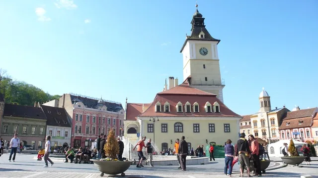 Rathausplatz von Brașov mit dem alten Rathausturm Rathausplatz von Brașov mit dem alten Rathausturm