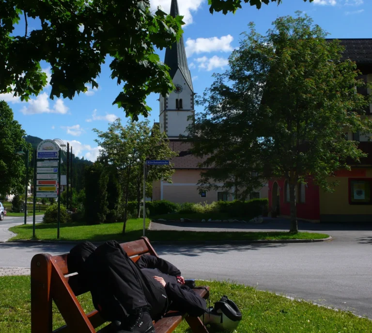 Pause auf der Parkbank im Lammertal Pause auf der Parkbank im Lammertal