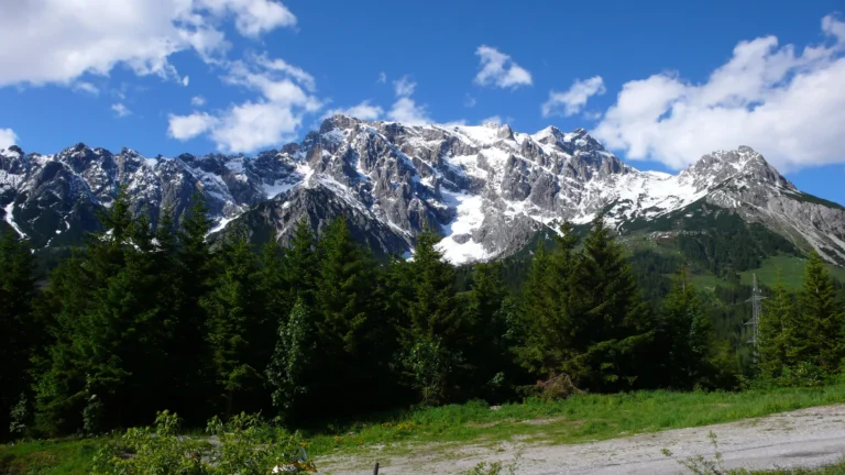 Hochkönig-Massiv mit Restschnee über Nadelwald Hochkönig-Massiv mit Restschnee über Nadelwald