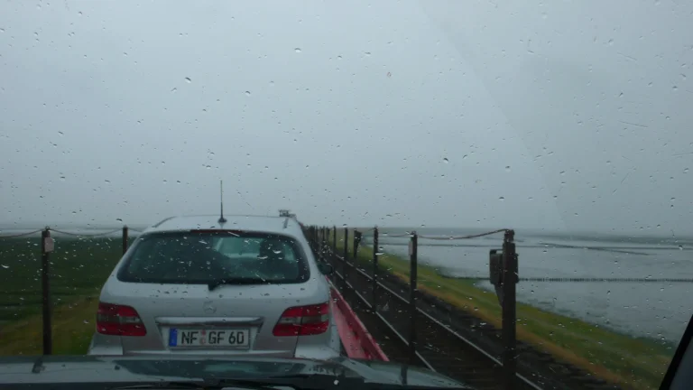Unterwegs zur Fähre – Blick durch die verregnete Windschutzscheibe Unterwegs zur Fähre – Blick durch die verregnete Windschutzscheibe