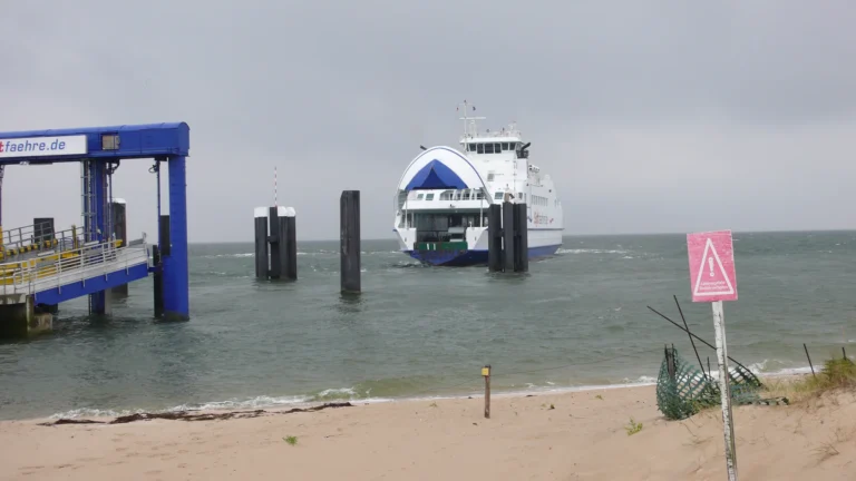 Sylt-Fähre am Anleger im Wattenmeer Sylt-Fähre am Anleger im Wattenmeer