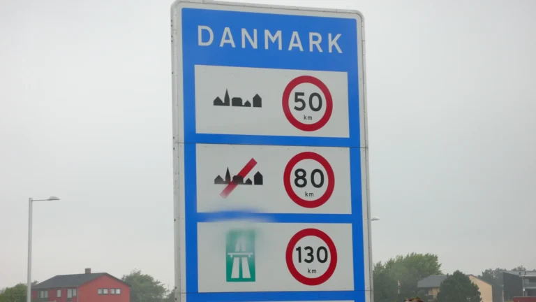Ortseingangsschild Dänemark mit den Tempolimits Ortseingangsschild Dänemark mit den Tempolimits