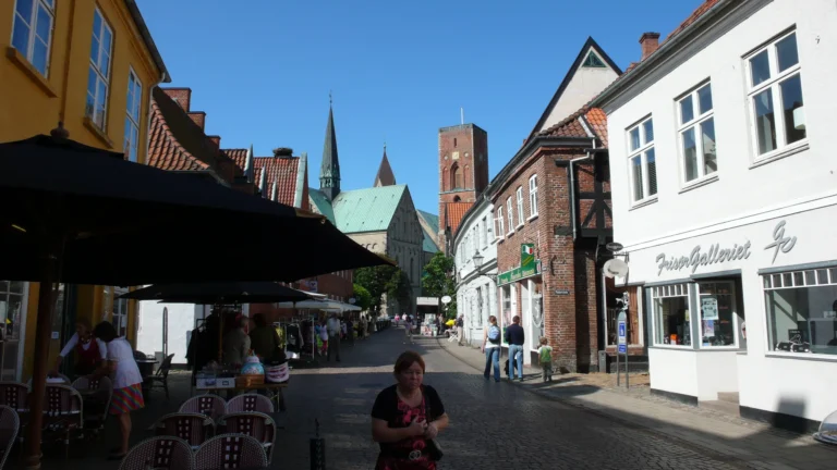 Straßencafés in der Altstadt von Ribe mit Domtürmen Straßencafés in der Altstadt von Ribe mit Domtürmen
