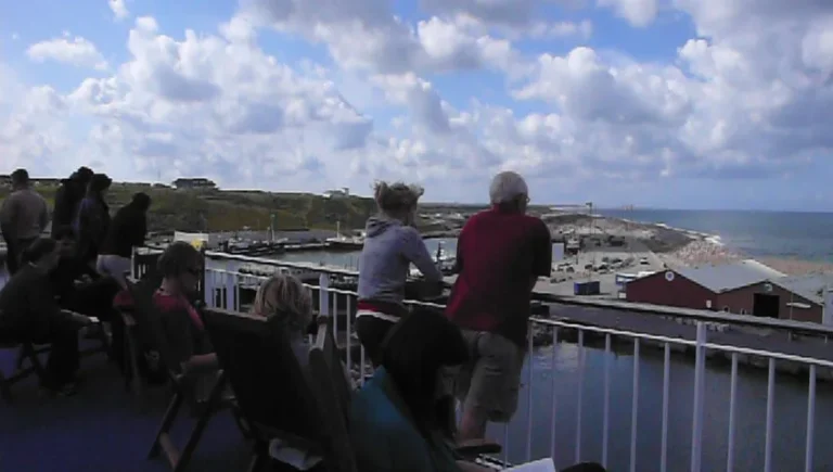 Passagiere an Deck der Norröna beim Ablegen Passagiere an Deck der Norröna beim Ablegen