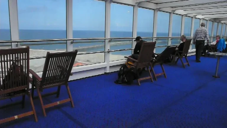 Sonnendeck der MS Norröna mit Blick aufs Meer Sonnendeck der MS Norröna mit Blick aufs Meer