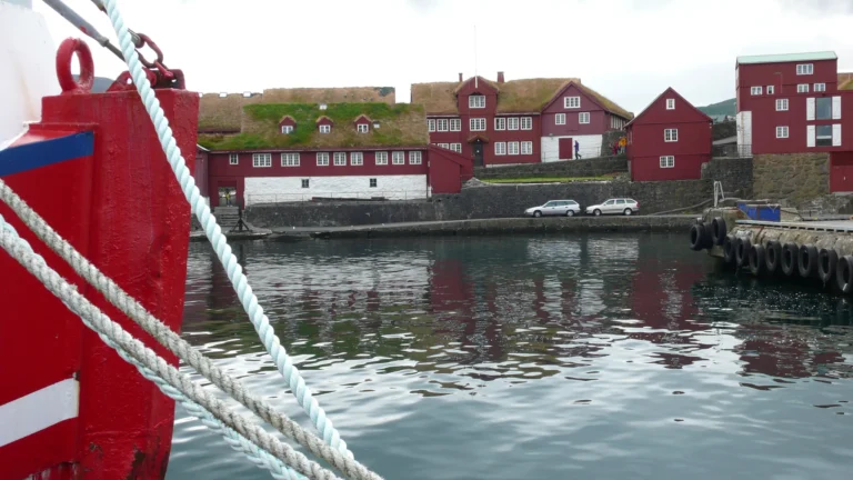 Rote Holzhäuser mit Grasdächern am Hafen von Tórshavn Rote Holzhäuser mit Grasdächern am Hafen von Tórshavn