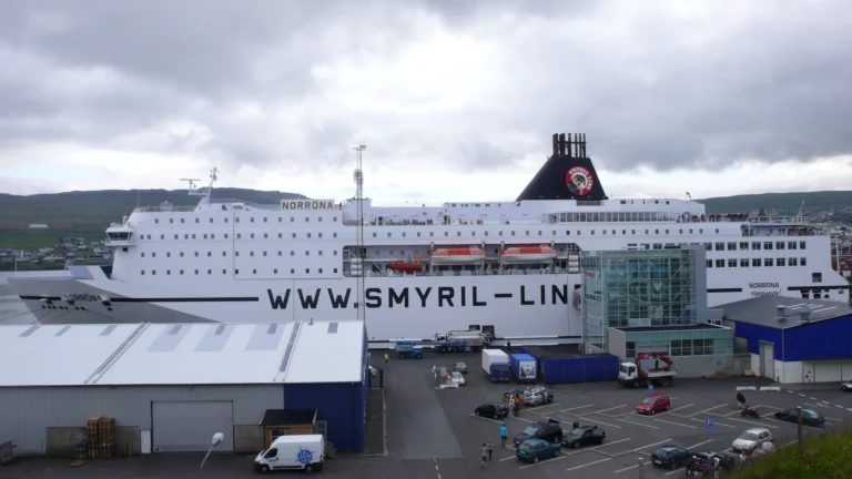Die Fähre Norröna (Smyril Line) im Hafen von Tórshavn Die Fähre Norröna (Smyril Line) im Hafen von Tórshavn