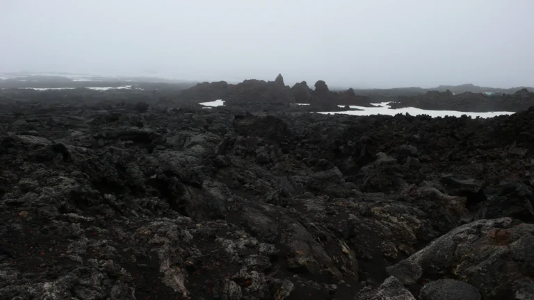 Lavafeld unter tiefen Wolken im isländischen Hochland