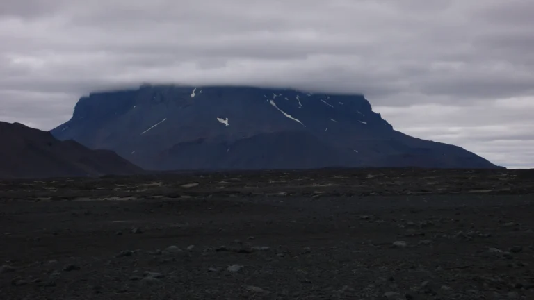Tafelvulkan Herðubreið über der schwarzen Lavawüste