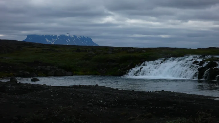 Wasserfall vor dem Tafelberg Herðubreið Wasserfall vor dem Tafelberg Herðubreið