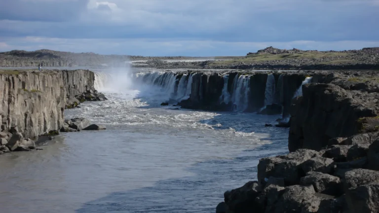 Wasserfall Selfoss in der Schlucht Jökulsárgljúfur Wasserfall Selfoss in der Schlucht Jökulsárgljúfur