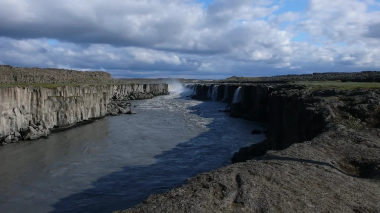 Basaltschlucht der Jökulsá á Fjöllum unterhalb des Selfoss Basaltschlucht der Jökulsá á Fjöllum unterhalb des Selfoss