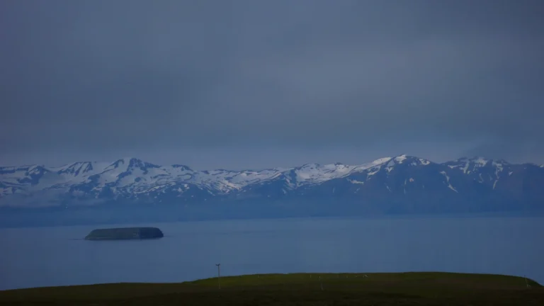 Skjálfandi-Bucht mit verschneiten Bergen bei Húsavík Skjálfandi-Bucht mit verschneiten Bergen bei Húsavík