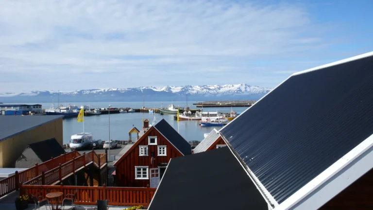 Hafen von Húsavík mit roten Holzhäusern Hafen von Húsavík mit roten Holzhäusern