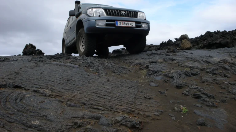 Land Cruiser auf erstarrter Fladenlava am Mývatn
