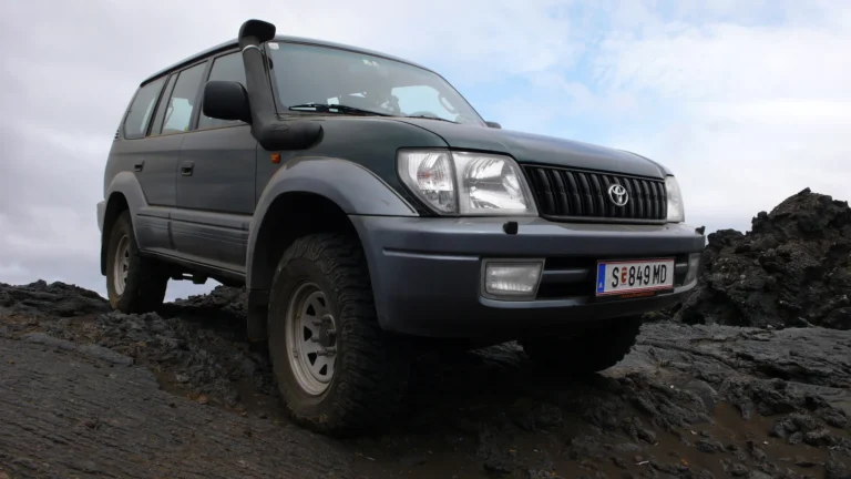 Land Cruiser J9 mit Schnorchel auf dem Lavafeld