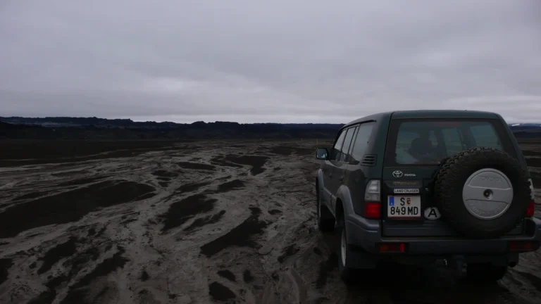 Land Cruiser in verzweigten Schmelzwasserrinnen