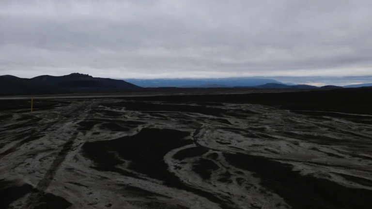 Ausgewaschene Sandrinnen bis zum Horizont