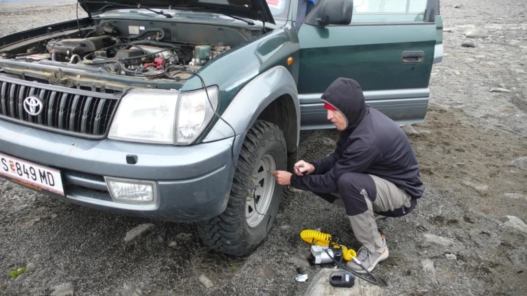 Reifenreparatur am Land Cruiser auf der Sprengisandur