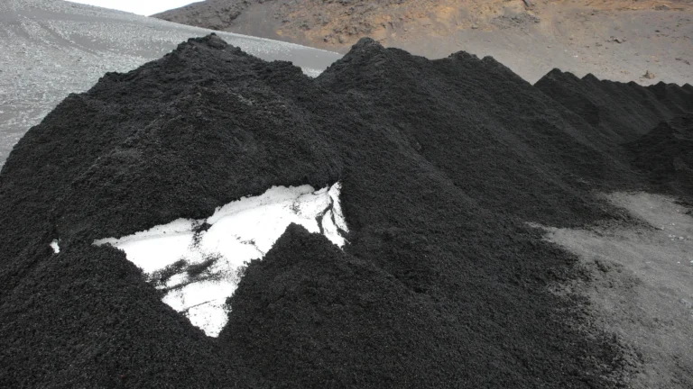 Schwarze Aschehügel mit Altschneefeld Schwarze Aschehügel mit Altschneefeld