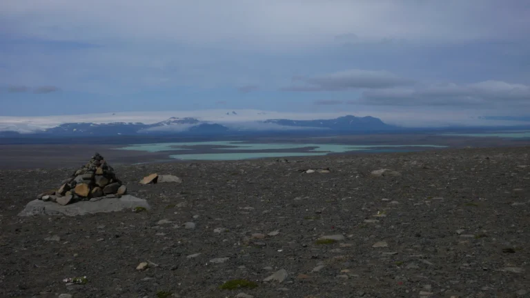 Steinmännchen mit Blick über Gletscherseen und Berge Steinmännchen mit Blick über Gletscherseen und Berge