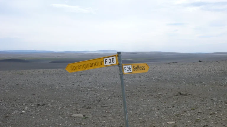 Wegweiser der Hochlandpiste F26 Sprengisandur Wegweiser der Hochlandpiste F26 Sprengisandur