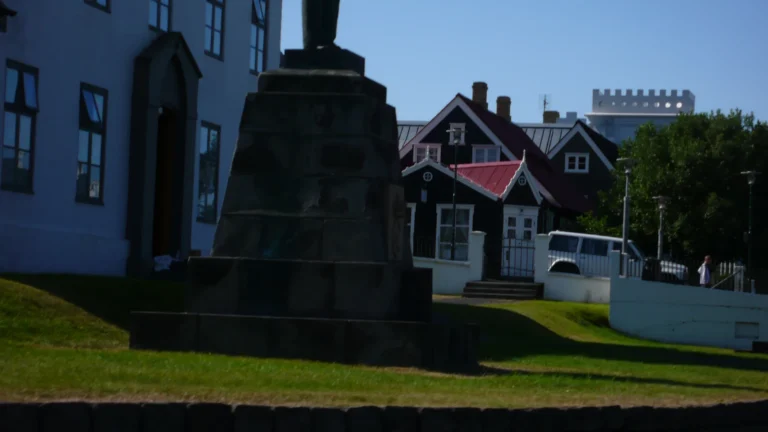 Denkmal vor einem Regierungsgebäude in Reykjavík