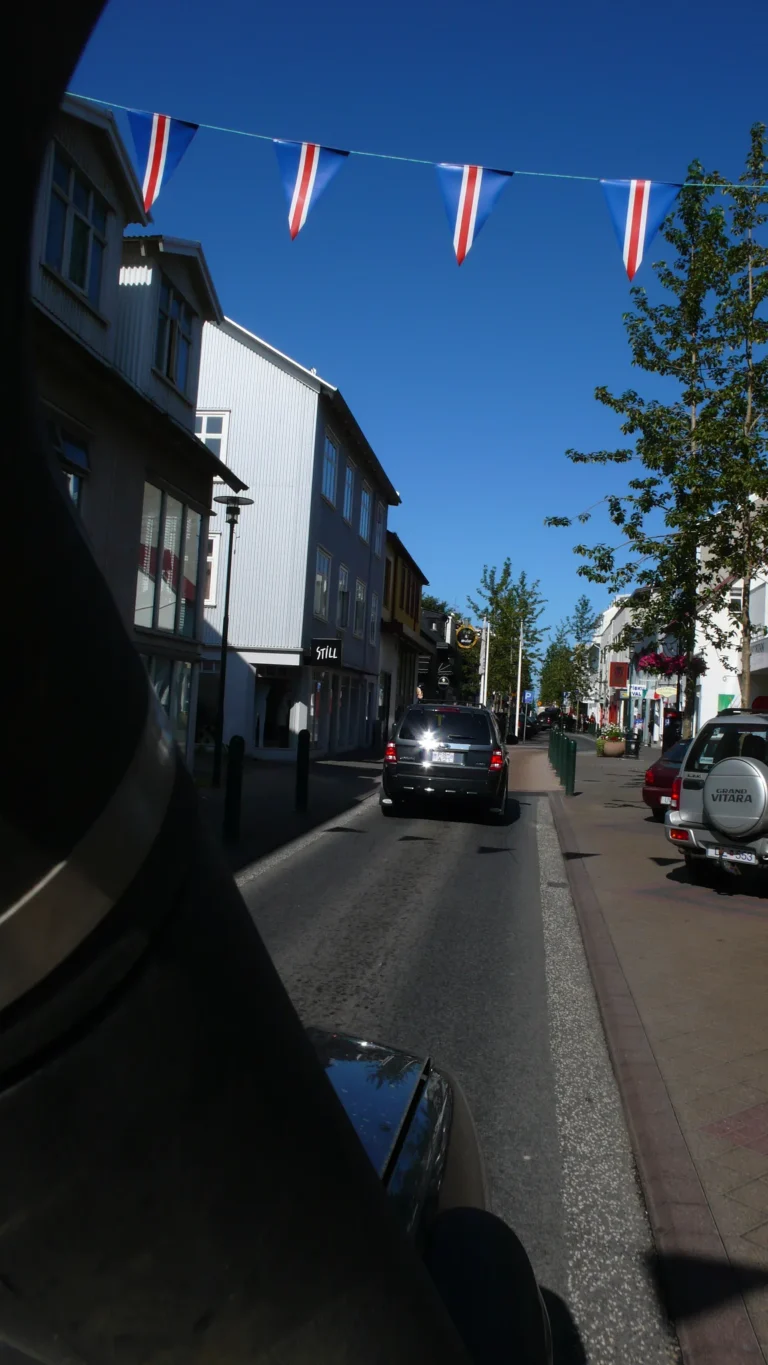 Fahrt durch die beflaggte Innenstadt von Reykjavík